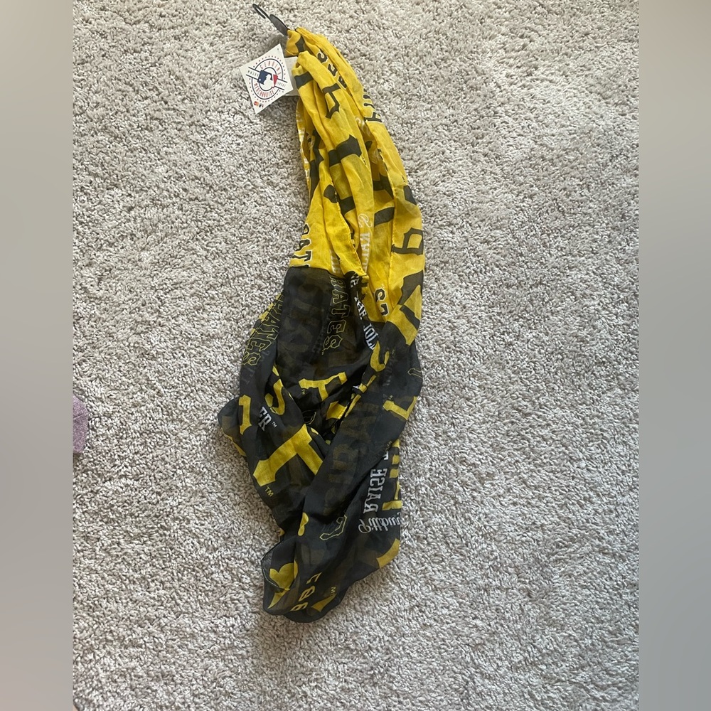 Women’s Pittsburgh Pirates Infinity Scarf